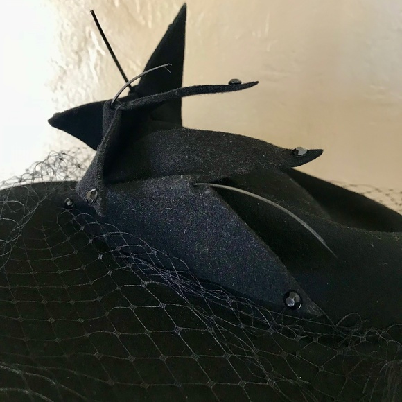 DRAMATIC 1940s BLACK FELT WIDE BRIM HAT WITH 2 FELT \